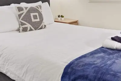 Image de 100 Year-Old Historic Brick 2br Loft High Ceiling6