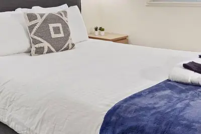 Image de 100 Year-Old Historic Brick 2br Loft High Ceiling4