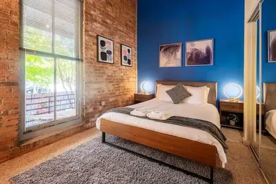 Image de 100 Year-Old Historic Brick 2br Loft -Large Patio1
