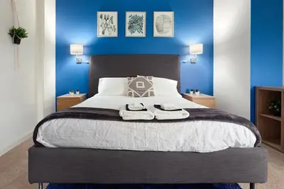 Image de 100 Year-Old Historic Brick 2br Loft High Ceiling6