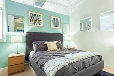 Image de 100 Year-Old Historic Brick 2br Loft-High Ceiling8