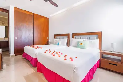 Image de Lovely and beautiful 2 Bedroom with ocean view & a few steps to the beach