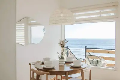 Image de Blvd Sunset. . . Beachfront Condos
