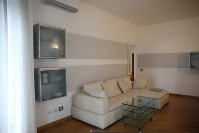 Image de Cozy 2 bedrooms, living room with kitchen, bathroom, balcony and garage. 95sqm