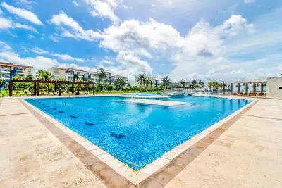Image de Gorgeous apartment with on-site pool, fitness center, & balcony