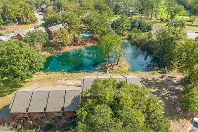 Image de unFOREgettable 19th hole - steps from the Country Club, Golf & Pools - Pets Ok!