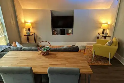 Image de Cozy upstairs two-bedroom apartment!