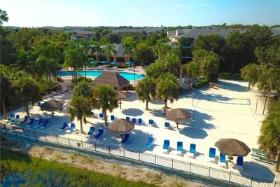Image de Tropical Resort near Disney with Poolside Tiki Bar