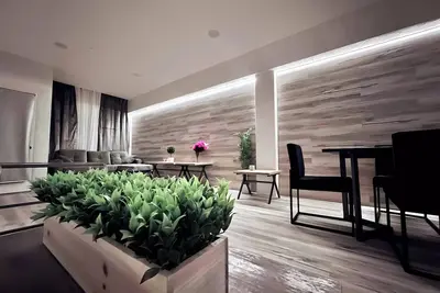 Image de “Elegant Condo Steps from Americana”