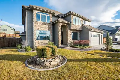 Beautiful & Spacious Home with Gorgeous Mountain Views!