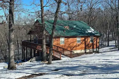 Image de Cozy cabin in Warsaw. \nCabin in the woods, a perfect gateaway. . . !