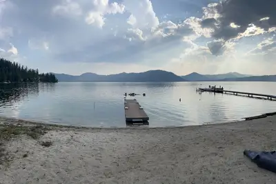 Image de Priest Lake Waterfront Property With Majestic Lake & Mountain Views. \n\n