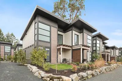 Image de Welcome to your dream getaway – a charming townhouse in a waterfront resort.