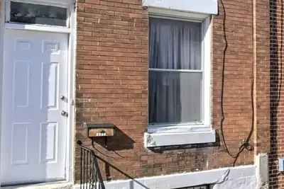 Image de Cozy House, quiet block with plenty of natural light.