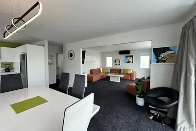 Image de Luxurious 3-Bedroom Home in Tranquil Cul-de-Sac