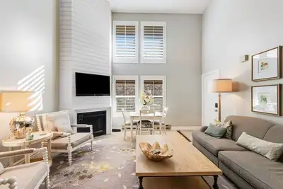 Image de Conveniently located condo close to top-ranked skiing with pickleball & sauna