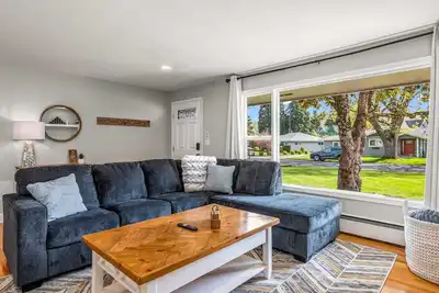 Image de Wayside Retreat, mins to UofO, Hayward Field, Autzen, w game room, Bbq, firepit