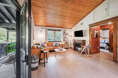 Image de Riverfront Cabin wFirepit, Pool Table, Porch, WiFi