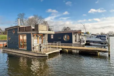 Image de Maison de vacances 'Hausboot Irene Mit Kamin - Doveelbe' avec vue sur lac, terrasse privée et Wi-Fi