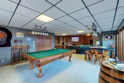Image de Dog-friendly cabin with private hot tub, foosball, pool table, arcade, fireplace