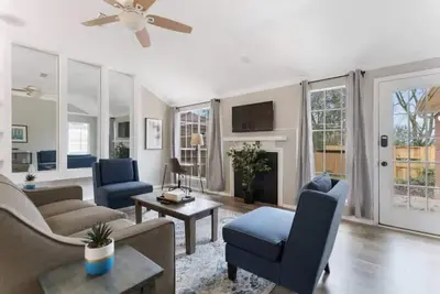 Image de Fenced Yard, Near Shops & Dining- Capital City Gem