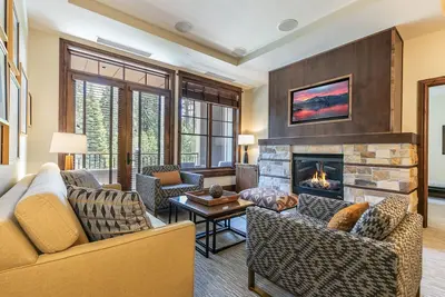 Image de Luxury 2br + Den - Ski in/Ski out in Gondola Building
