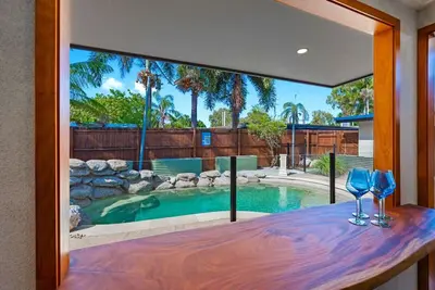 Image de Holloways Beach Haven 4br - Pool, 300mtrs to beach