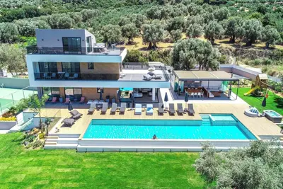 Image de Exquisite Retreat: NiVo Luxury Villa with Dual Pools, Hot Tubs, Hammam, and Fully Staffed!