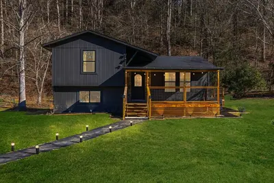 Image de Cozy 2-Br Cabin, Private Hot Tub, Minutes from Downtown Gatlinburg