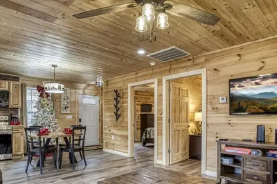 Image de New Cottage in Gatlinburg! Sleep Creek Cottage