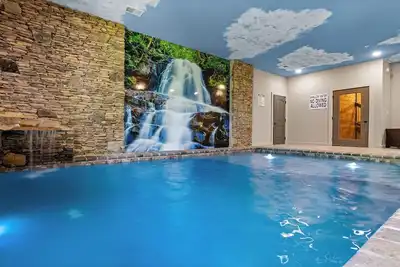 Image de Waterfall Wanderland- Private Indoor pool, Theater Room, and Game Room