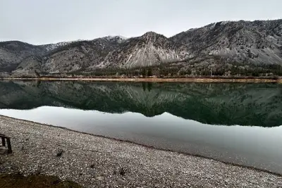 Image de Cozy, river front cabin in the woods just steps away from the Clark Fork.