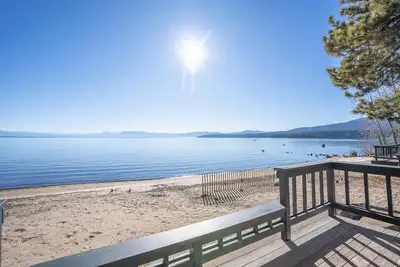 Image de \"On the Beach\" Cabin Perfect for 2! Lake Front!