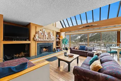Ideal Location in Keystone; 10 min Walk to Lifts/Shops/Lake w/ Scenic Views