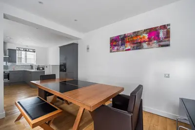 Image de Stunning 2 bed 2 bath with air con + garden
