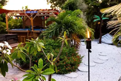 Image de Waterfront Property with dock. Private and stunning backyard, bring your boat!