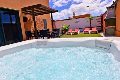 Sunrise Surf House a spacious villa with garden, hot tub, parking, fast WiFi\n