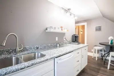 Image de Lovely 2 Bedroom 1 block From the Town Square