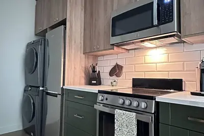 Image de Cozy, Comfortable & Classy! Boutique styled place for short term rentals.