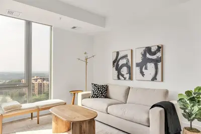 Image de Luxi Natural Oak + Beige 2br In Tysons Boro Area w Amenities + Mall / Pool / Gym