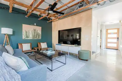Image de East Austin Oasis: Modern Main House + Backyard Loft w/ Kitchenette, Fenced Yard
