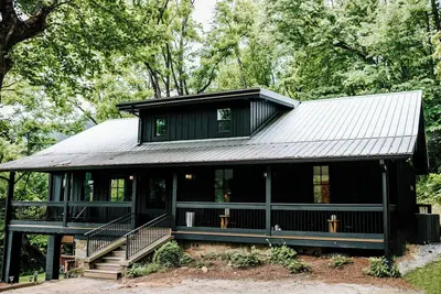 Image de One of a Kind Stunning Lodge for 10 Walk Downtown Pool Hot Tub Creek Forest