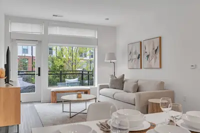 Image de Marshmallow Light Oak 2br 2bth Tysons w Amenities