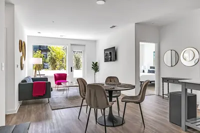 Image de Mirror Magic 2br/2bth Stylish In Tyson w Amenities + Mall / Gym / Pool