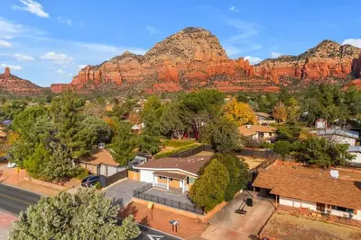 Image de Walk to Sugarloaf Trailhead from this Dazzling Modern Home! Grill ~ Fire Pit ~