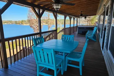 Image de Kristen's Lakeside Retreat with hot tub!