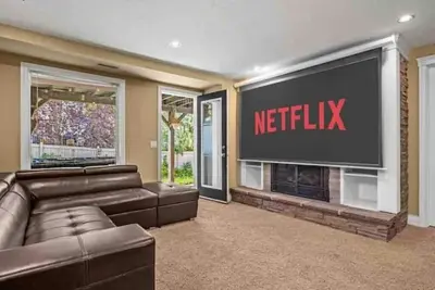 Home with Hot Tub & Home Theatre\n\n