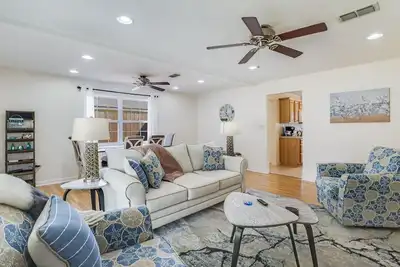 Image de Cozy Cottage Near Beach Sleeps 9