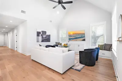 White Retreat on 5th - 3. 5 Bathrooms!