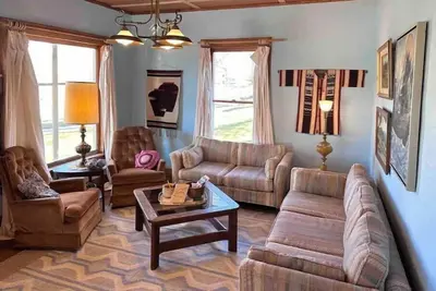 Image de Colorful getaway in friendly Driftless village